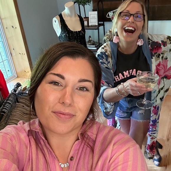 Meet your Posher Jennifer💚 - Picture 4 of 12